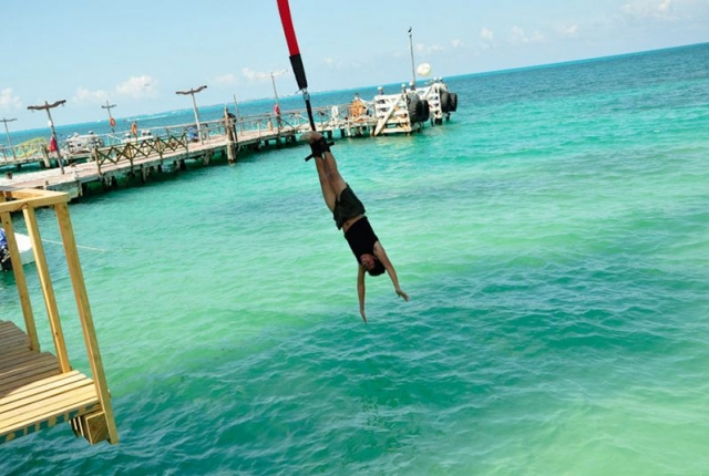 Bungee über dem Meer 